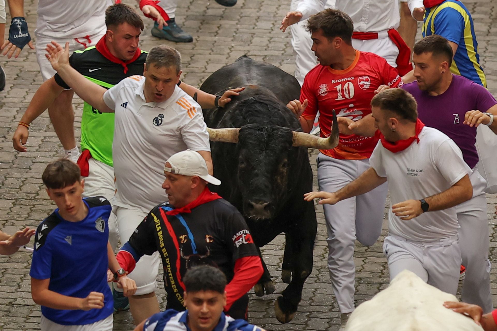 El primer encierro de los Sanfermines 2025 no ha dejado ningún herido por asta, pero sí cuatro trasladados, todos ellos por caídas y golpes.