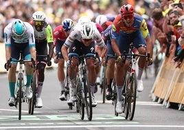 Tim Merlier se impone a Jonathan Milan en un ajustado sprint.