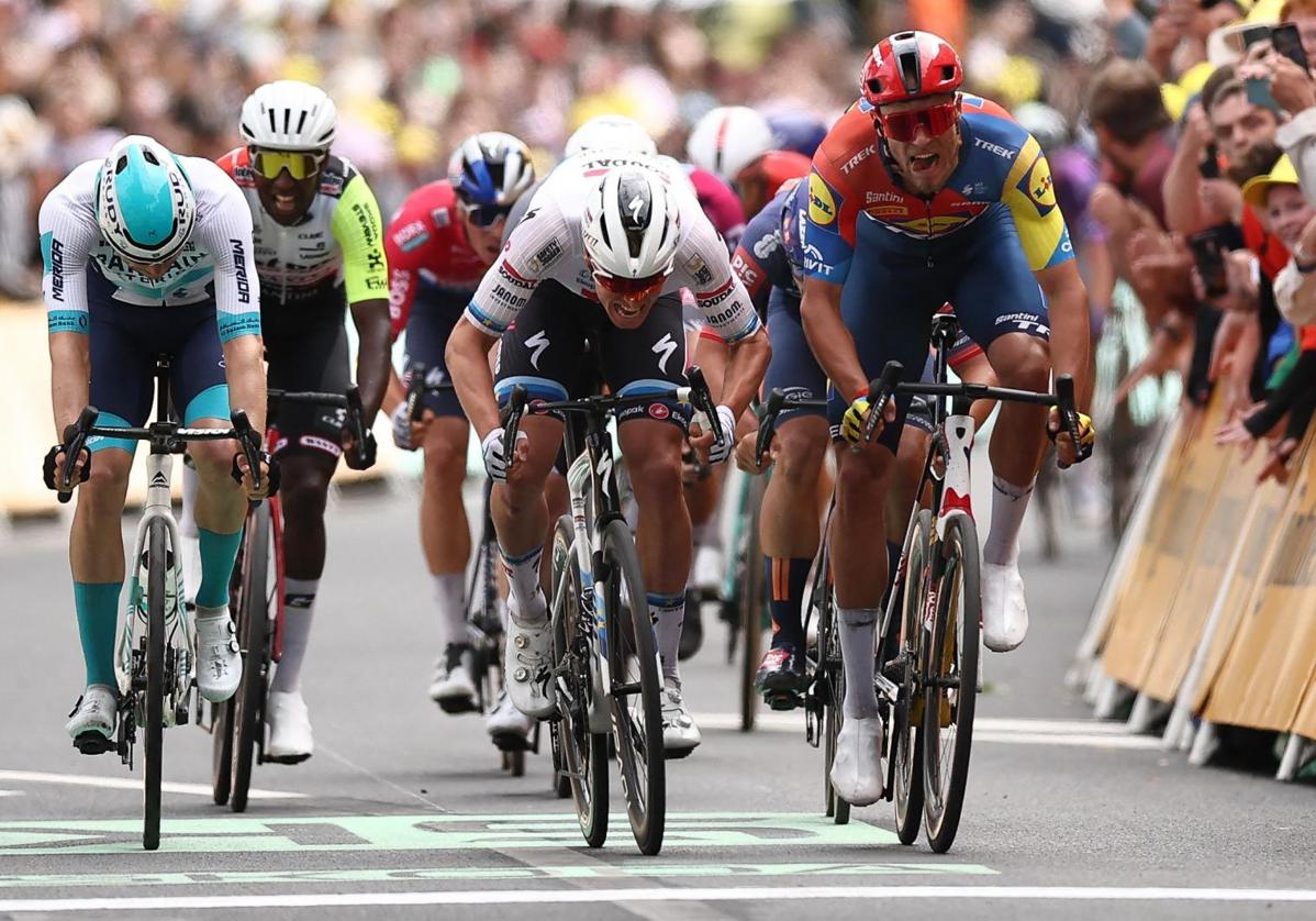 Tim Merlier se impone a Jonathan Milan en un ajustado sprint.