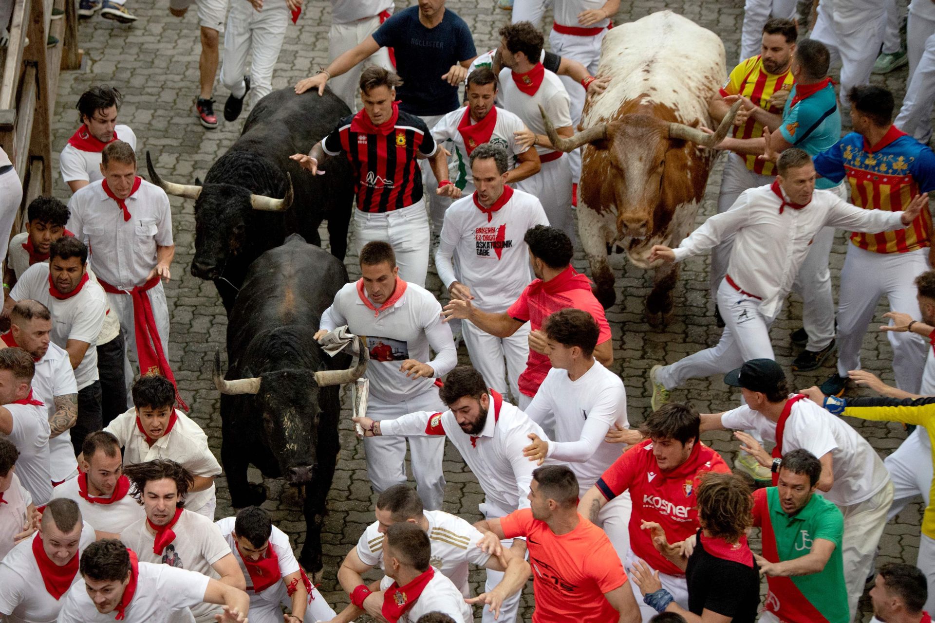 Los mozos son perseguidos por toros de la ganadería gaditana de Fuente Ymbro durante el primer encierro.