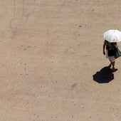 Una mujer se protege del sol con un paraguas en Valencia.
