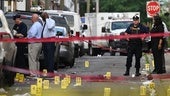 La Policía marcó los lugares en los que cayeron las víctimas y fueron localizados los numerosos casquillos de bala.