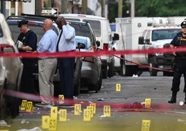La Policía marcó los lugares en los que cayeron las víctimas y fueron localizados los numerosos casquillos de bala.