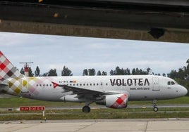Una aeronave de Volotea en la pista del aeropuerto de Asturias.