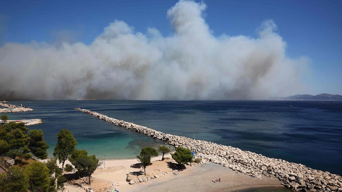 Una intensa humareda cubre el norte de Marsella, visto desde Plage des Corbièr.