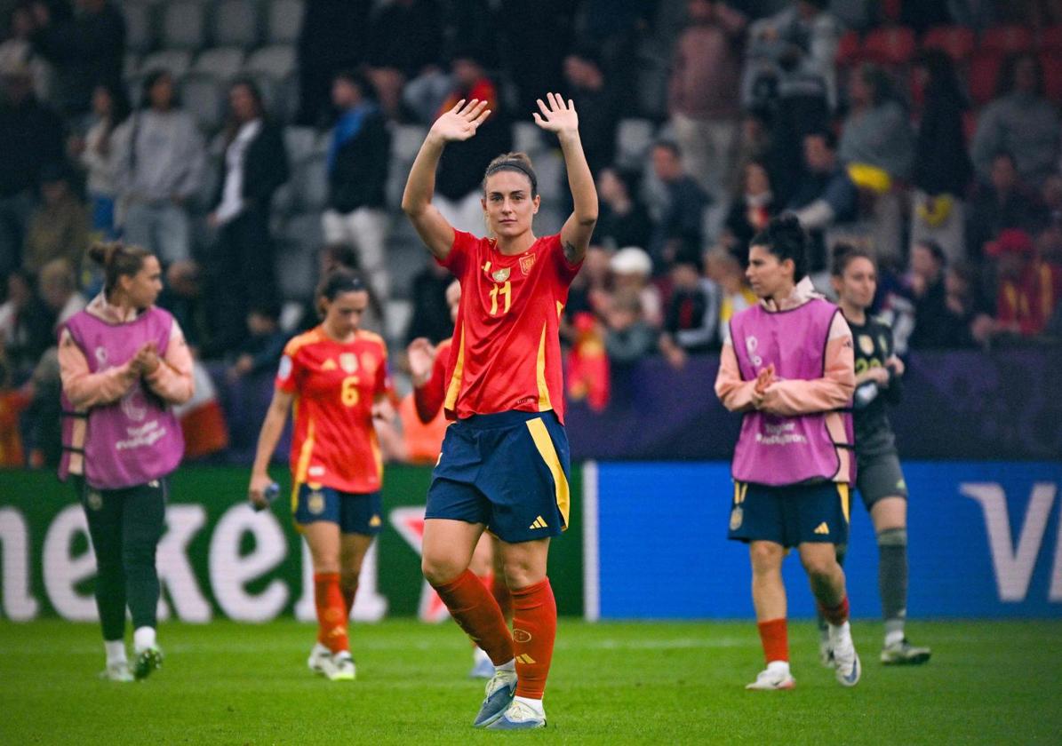 Alexia Putellas, con Aitana Bonmatí en segundo plano, tras la victoria ante Bélgica.