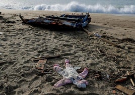 Un trozo del barco y una prenda de ropa del naufragio mortal de migrantes en febrero de 2023 en Cutro, Italia.