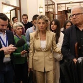 Yolanda Díaz junto a miembros de su grupo parlamentario en el pasillo del Congreso.