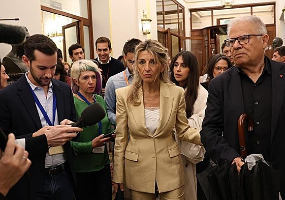 Yolanda Díaz junto a miembros de su grupo parlamentario en el pasillo del Congreso.