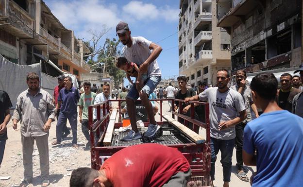 Un hombre traslada a un niño herido tras un bombardeo israelí en Gaza.