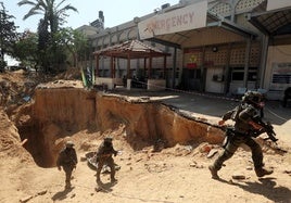 Soldados israelíes salen de un túnel bajo un hospital en Gaza.