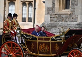 El presidente francés, Emmanuel Macron, y el rey Carlos III viajan en carruaje al castillo de Windsor.