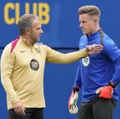 Ter Stegen habla con Hansi Flick durante un entrenamiento.