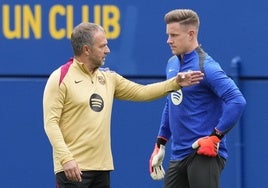 Ter Stegen hablando con Hansi Flick.