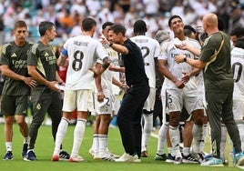 Xabi Alonso transmite instrucciones a sus jugadores durante una pausa de hidratación.