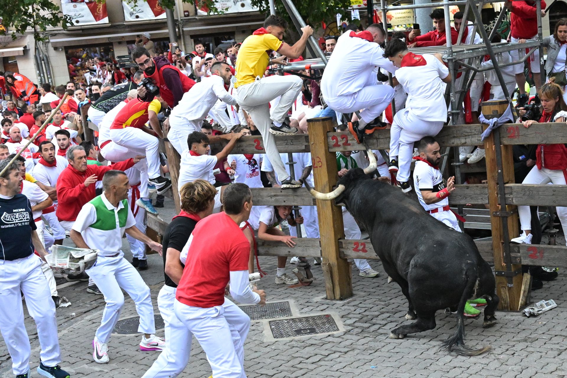 'Caminante' es el toro rezagado que se ha dado la vuelta varias veces y ha intentado empitonar a varios corredores, causando el caos en un emocionante y peligroso segundo encierro de San Fermín 2025.