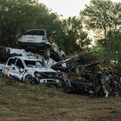 Varios vehículos amontonados junto al río Guadalupe en el centro de Texas.