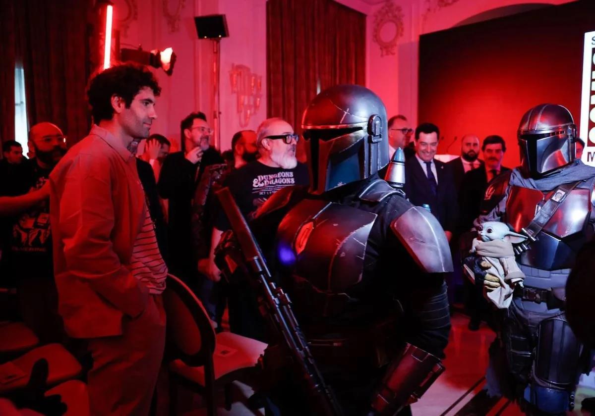 Tamar Navas y Álex de la Iglesia, junto a personajes de 'Star Wars', en la presentación de la San Diego Comic-Con Málaga.