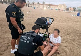 Dos policías locales prestan auxilio a la mujer poco antes de detenerla por no cuidar a su bebé.