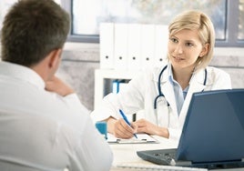 Una doctora atiende a un paciente en su consulta en un centro de salud.