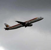 Un avión de Iberia despegando.
