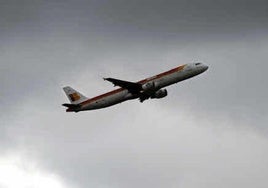Un avión de Iberia despegando.