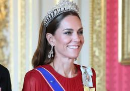 El impresionante look de gala de Kate Middleton: estrena vestido rojo de Givenchy y la tiara favorita de Diana de Gales