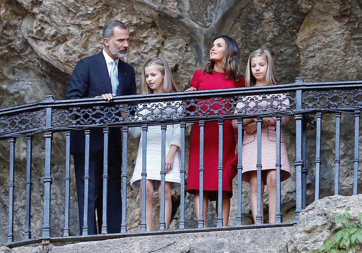 La familia real española en la Santa Cueva de Covadonga.