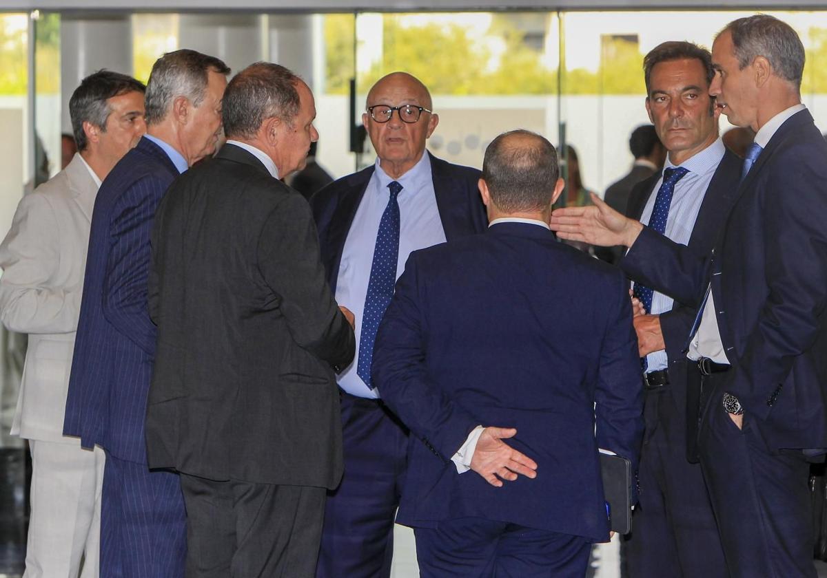 El presidente del Banco Sabadell, Josep Oliú, momentos antes de reunirse con los consejos consultivos territoriales de la entidad en Alicante.