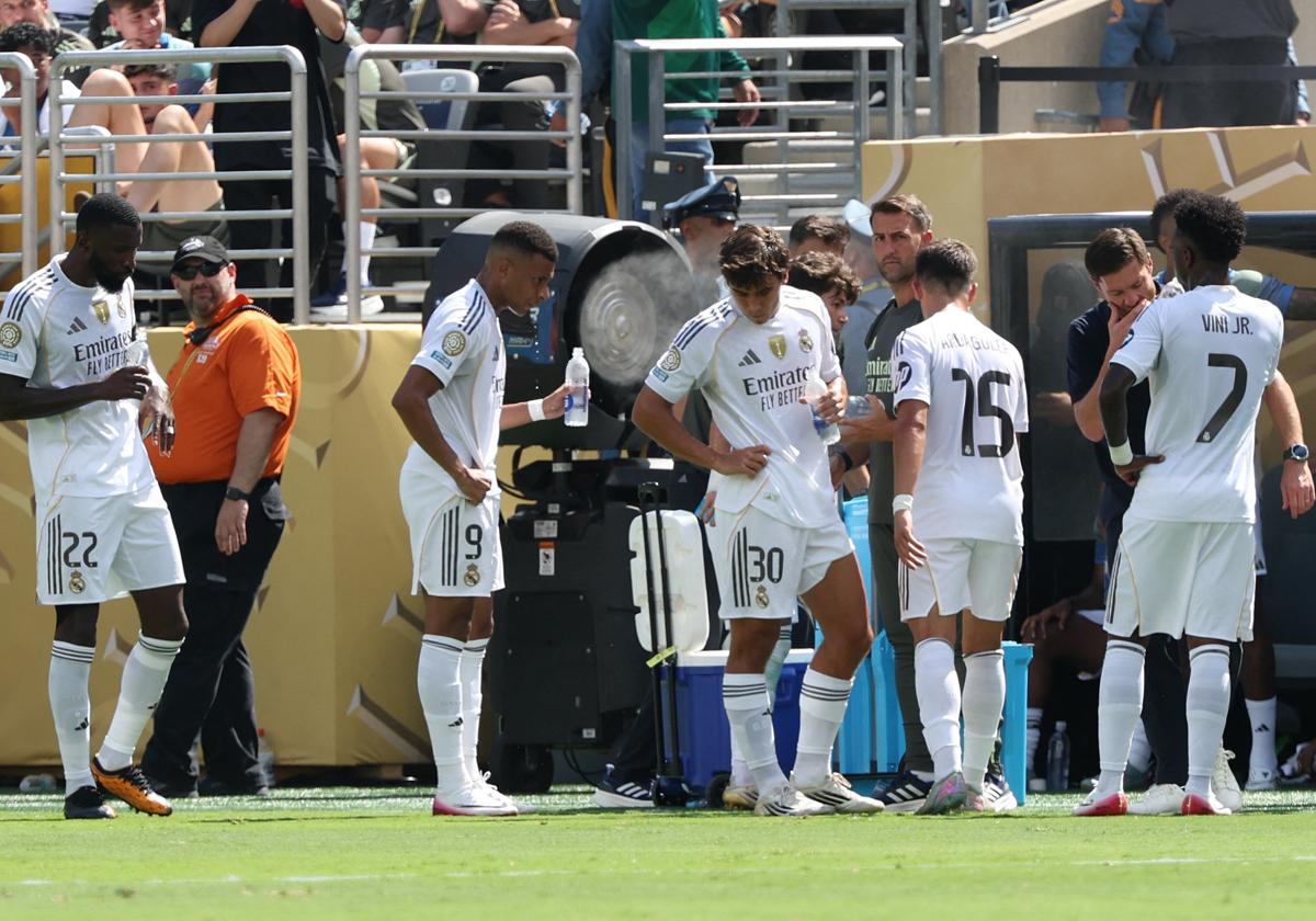 Caras de circunstancias entre los jugadores del Real Madrid durante el duelo ante el PSG.