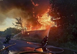 Efectivos de los servicios de emergencia ucranianos tratan de sofocar un incendio tras un ataque ruso en la zona de Kiev.
