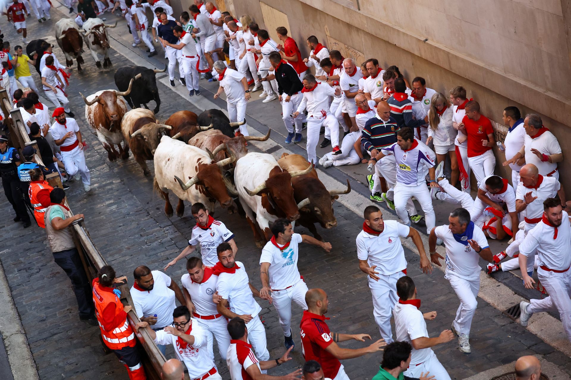 Los mozos suben la cuesta de Santo Domingo mientras los toros de Victoriano del Río corren por las calles de Pamplona.