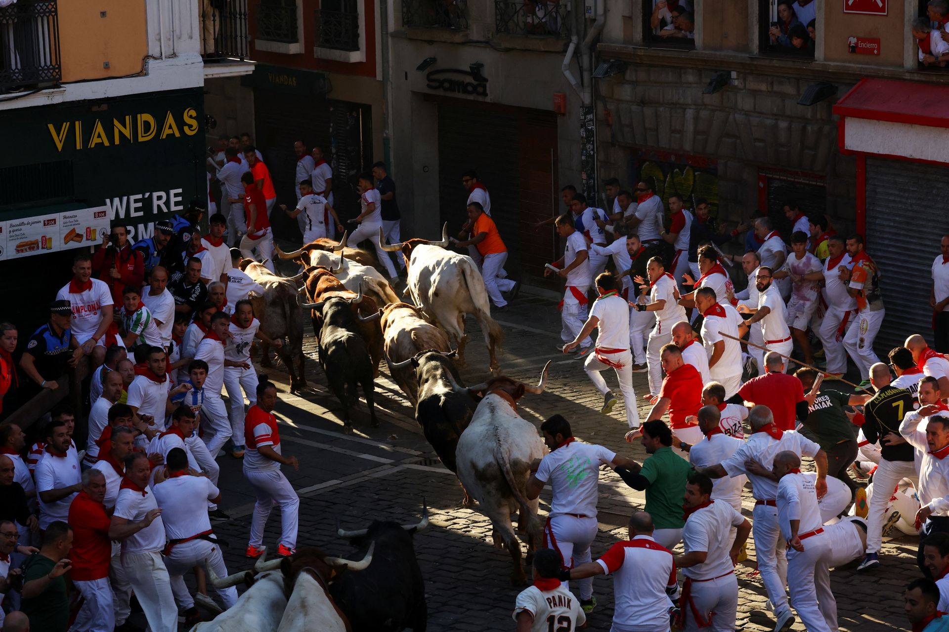 Carreras, empujones y caras de concentración y miedo entre los corredores del cuarto encierro de los Sanfermines.