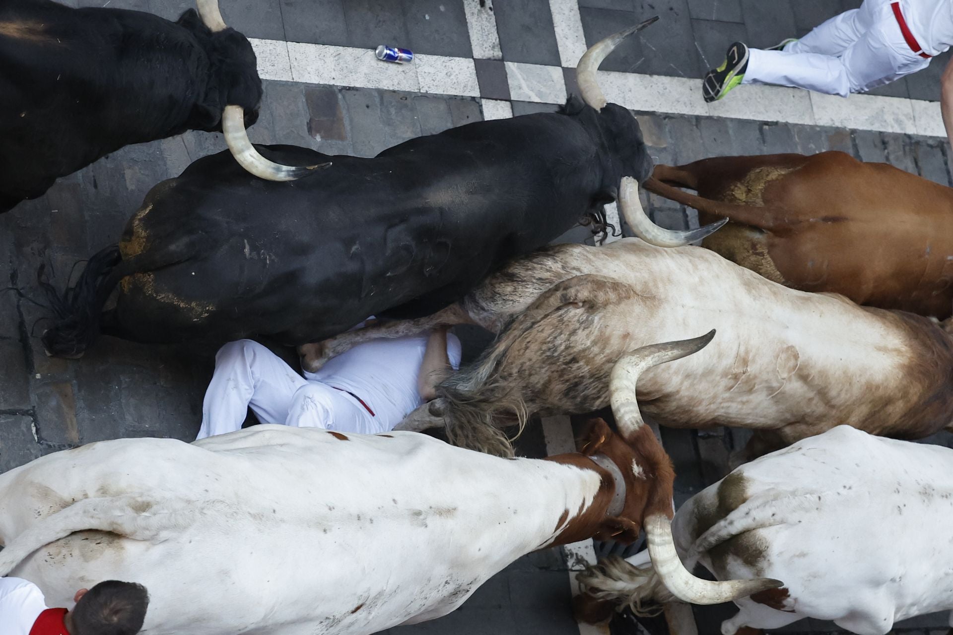 Un mozo ha quedado caído en el suelo y los toros han pasado por encima suyo, aunque por suerte, han seguido su camino.