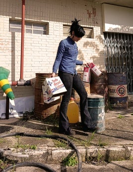 Beatriz Anta, de 41 años, va a devolver a la vida a la gasolinera de Villanueva de Alcorón.