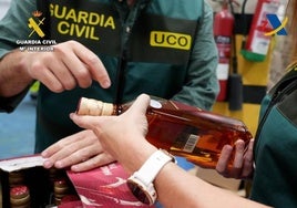 Agentes de la Guardia Civil intervienen el alcohol en un registro.