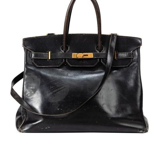 El bolso original 'Birkin' de Hermès, hecho para la actriz Jane Birkin, se expone por primera vez en París