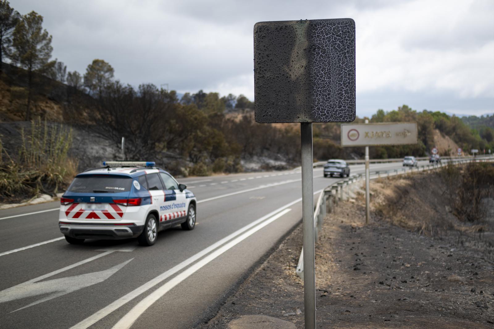Una señal quemada en una zona afectada por el incendio.
