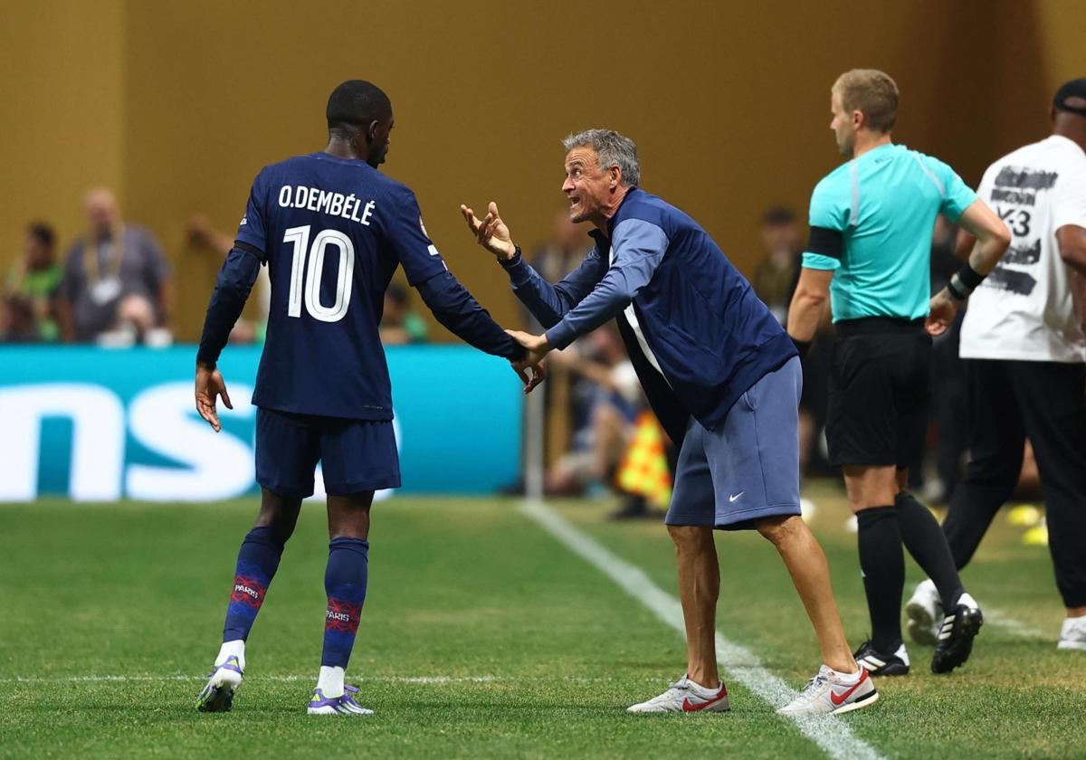 Luis Enrique da instrucciones a Dembélé.