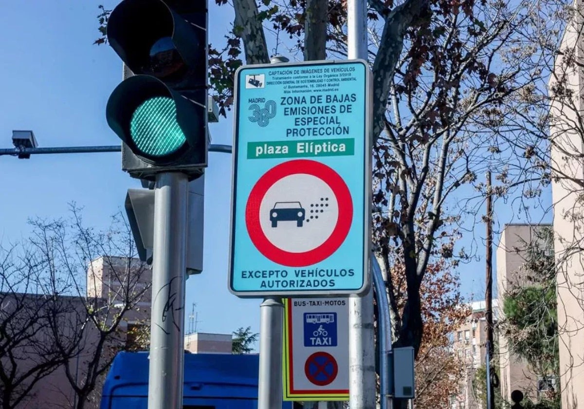 Sign limiting access to Low Emission Zones