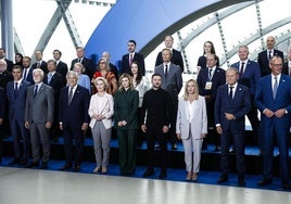 El presidente Zelenski flanqueado por los líderes internacionales que se dan cita hasta este viernes en Roma.