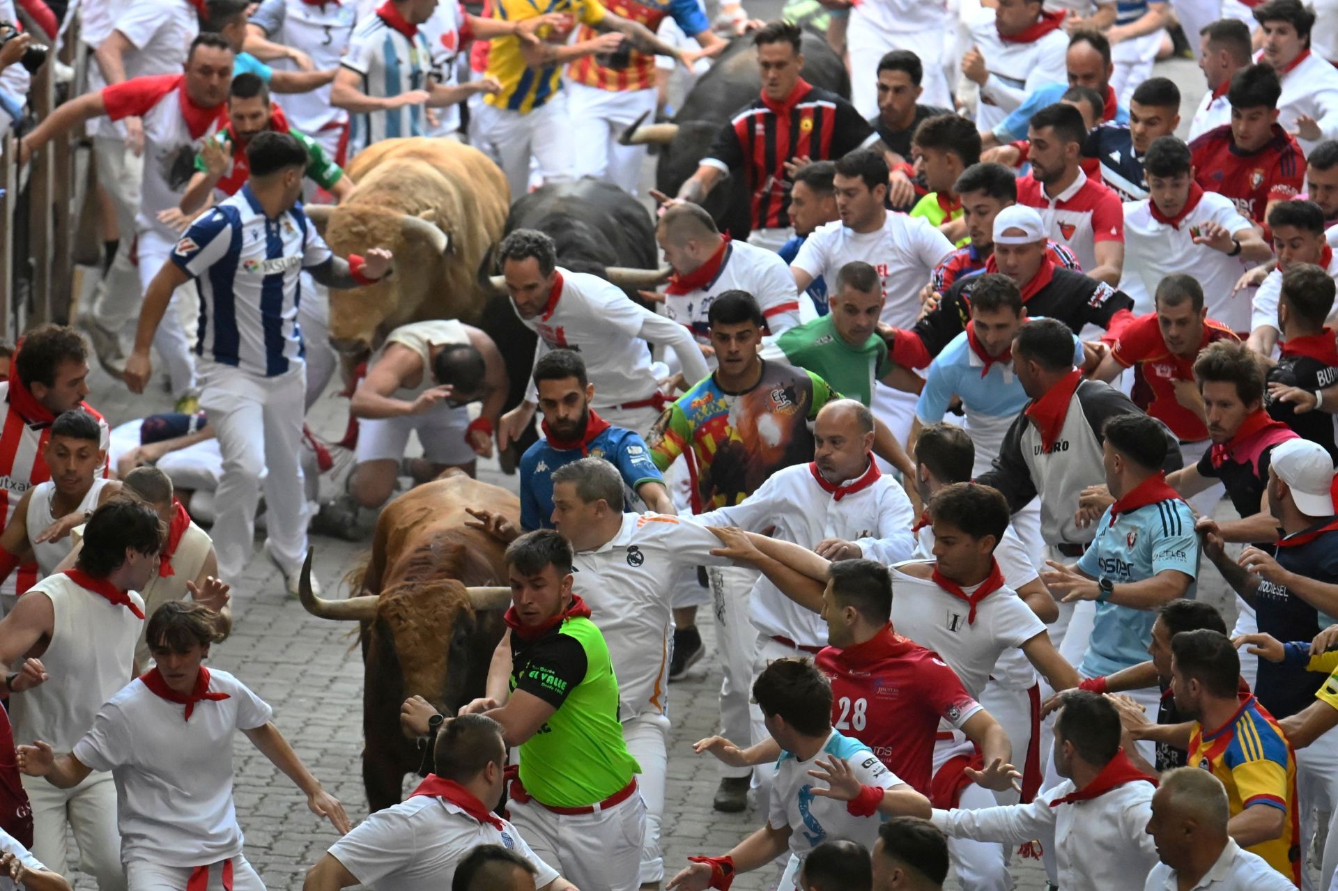 Impresionante imagen de decenas de mozos delante de los toros de la ganadería Jandilla en la entrada al callejón.