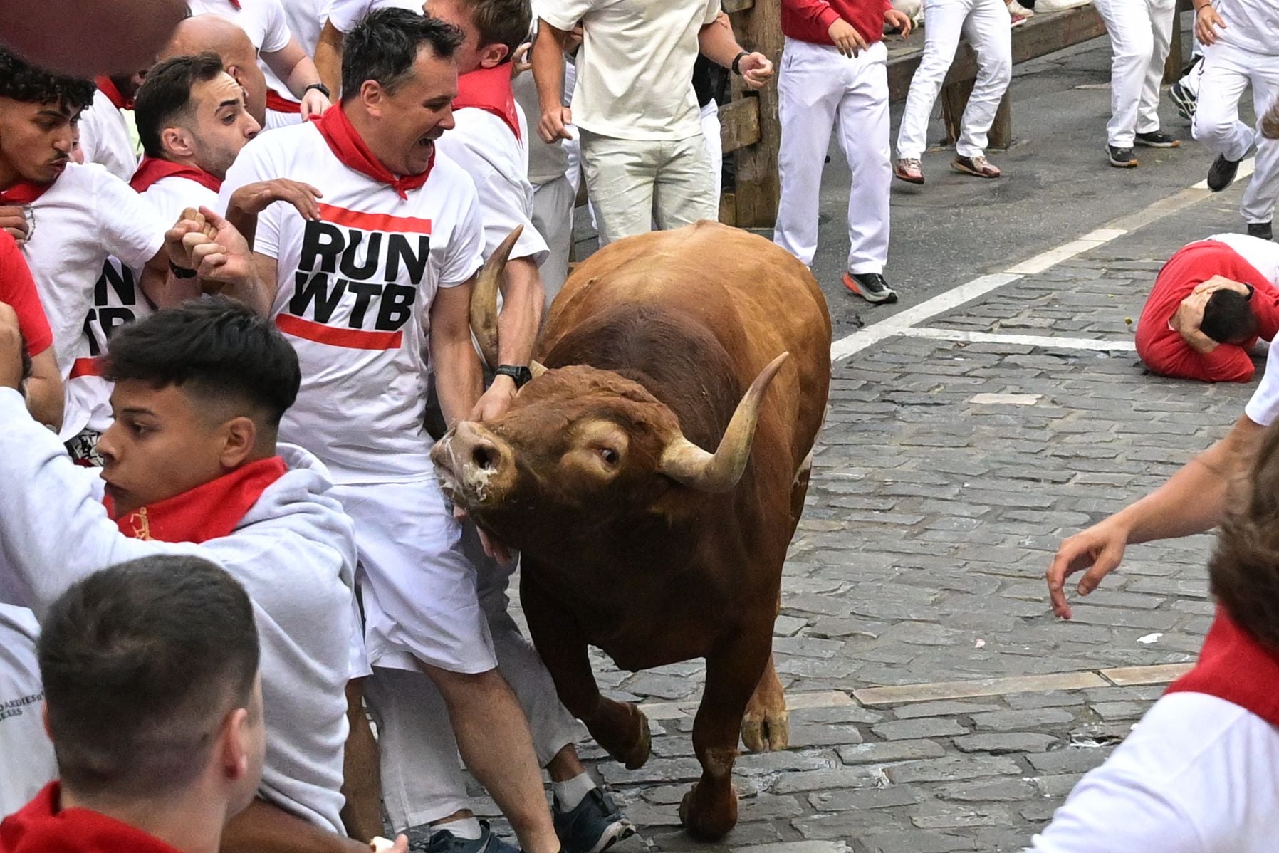 Un mozo evita la cornada del toro de Jandilla por milímetros en la llegada al callejón de la plaza de toros de Pamplona.