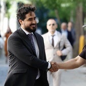 El eurodiputado Alvise Pérez saluda este viernes a un policía en el Tribunal Supremo antes de declarar por presunta financiación irregular de su partido.