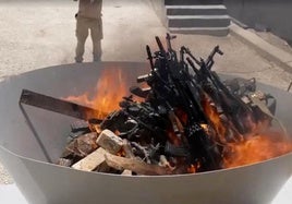 Las armas arden en un contenedor.