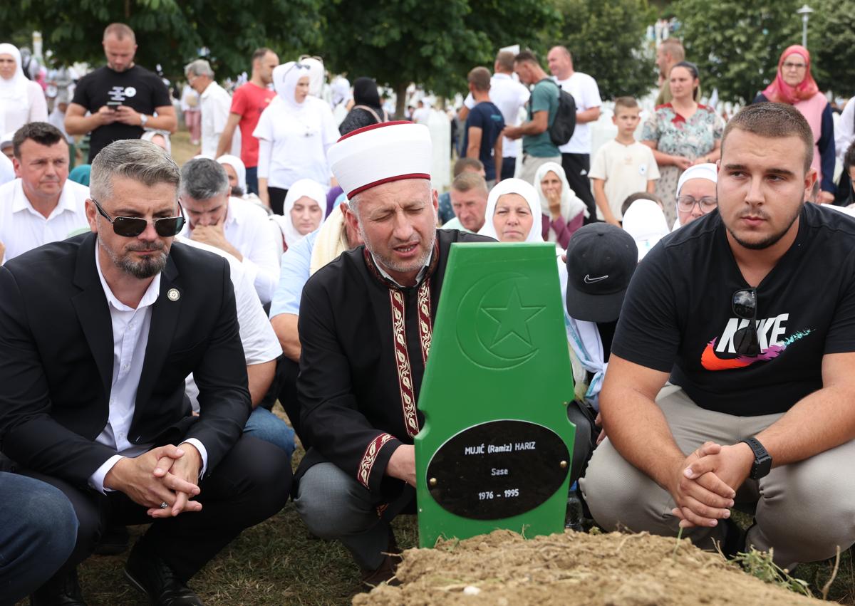 Imagen secundaria 1 - Recordatorio de las víctimas en el cementerio de Potočari.
