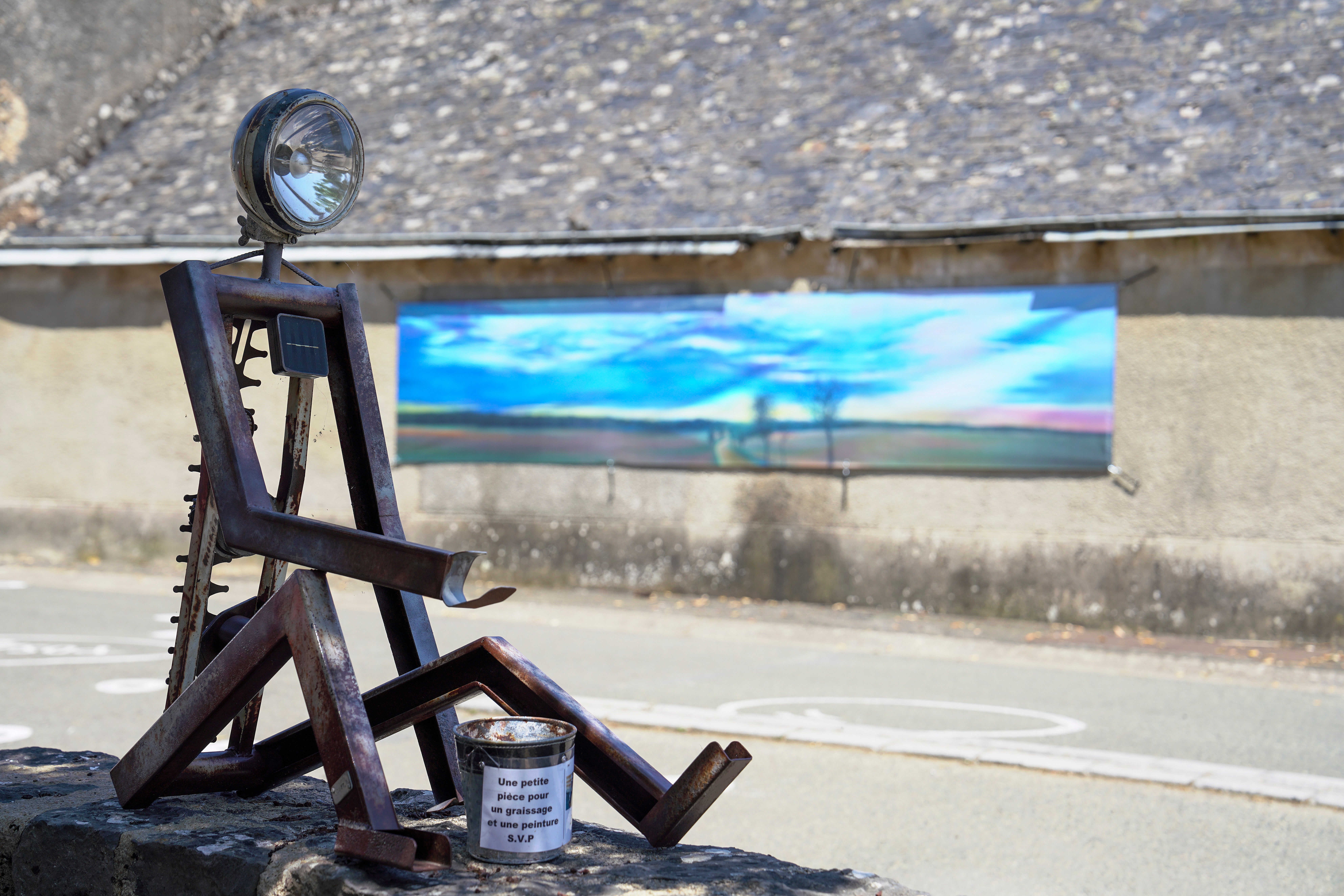 Escultura al aire libre en el pueblo de Saint-Pierre-sur-Erve, que forma parte de una exposición de artistas locales. Saint-Pierre-sur-Erve, Francia.