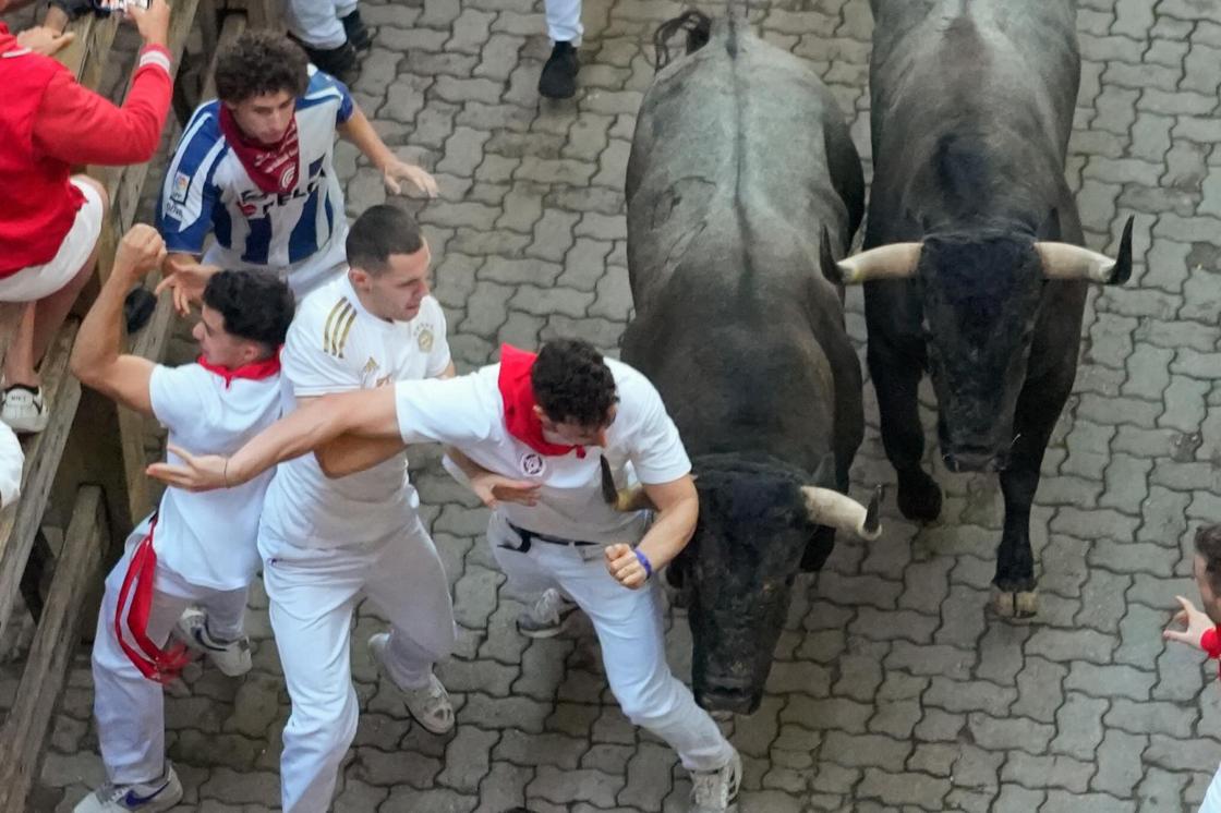 Un corredor es alcanzado por un toro en el tramo del Callejón