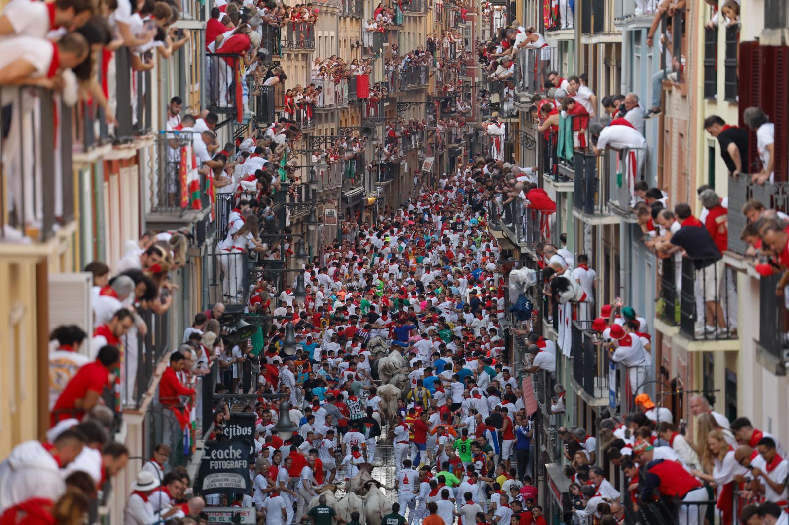 Pamplona se ha llenado un día más de miles de personas para contemplar el encierro.
