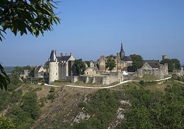 La localidad amurallada de Sainte Suzanne, uno de los pueblos más bonitos de Francia,visto desde el mirador Le Tertre